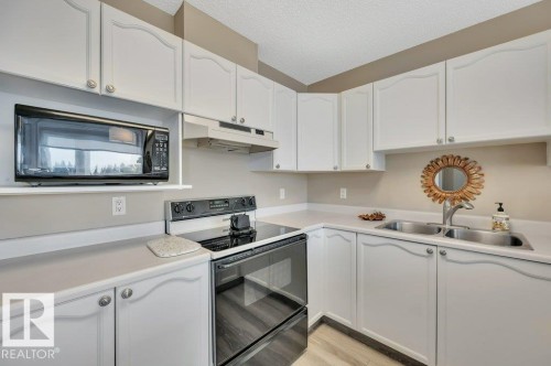 411 65 Gervais Road, St. Albert, AB - Indoor Photo Showing Kitchen With Double Sink