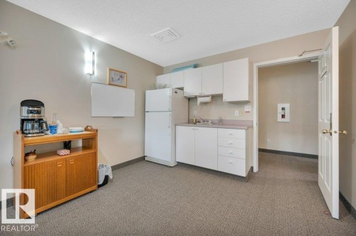 411 65 Gervais Road, St. Albert, AB - Indoor Photo Showing Kitchen