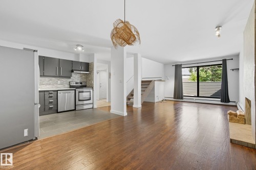 3 10032 113 Street, Edmonton, AB - Indoor Photo Showing Kitchen