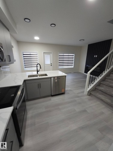 131 Pierwyck Loop, Spruce Grove, AB - Indoor Photo Showing Kitchen With Double Sink