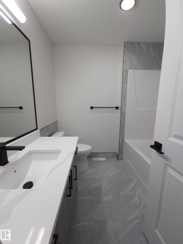 131 Pierwyck Loop, Spruce Grove, AB - Indoor Photo Showing Bathroom