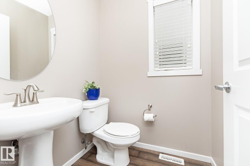 1117 Chappelle Boulevard, Edmonton, AB - Indoor Photo Showing Bathroom