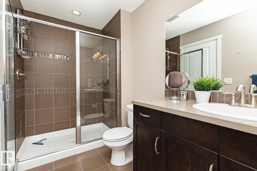 1117 Chappelle Boulevard, Edmonton, AB - Indoor Photo Showing Bathroom
