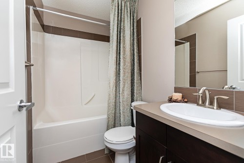 1117 Chappelle Boulevard, Edmonton, AB - Indoor Photo Showing Bathroom