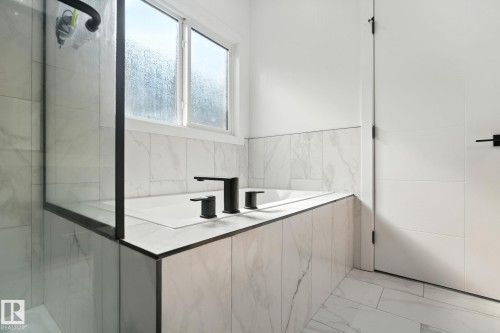 50 Grassview Crescent, Spruce Grove, AB - Indoor Photo Showing Bathroom