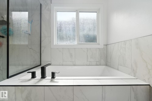 50 Grassview Crescent, Spruce Grove, AB - Indoor Photo Showing Bathroom