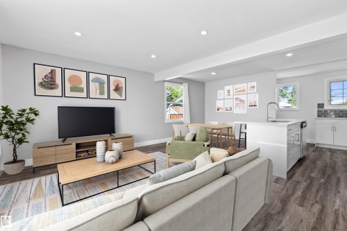 11420 112 Avenue, Edmonton, AB - Indoor Photo Showing Living Room