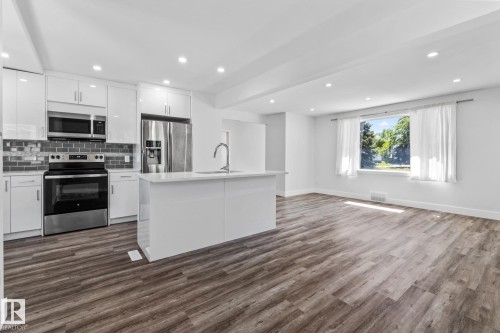 11420 112 Avenue, Edmonton, AB - Indoor Photo Showing Kitchen With Stainless Steel Kitchen With Upgraded Kitchen