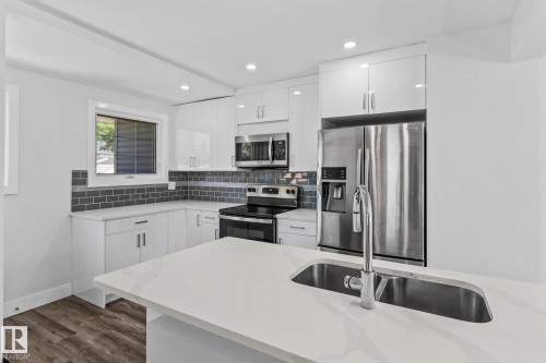 11420 112 Avenue, Edmonton, AB - Indoor Photo Showing Kitchen With Stainless Steel Kitchen With Double Sink With Upgraded Kitchen
