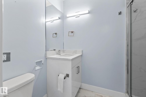 11420 112 Avenue, Edmonton, AB - Indoor Photo Showing Bathroom