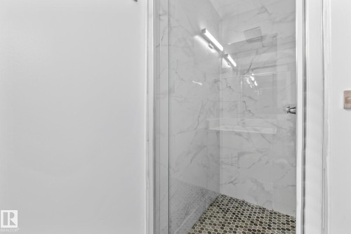 11420 112 Avenue, Edmonton, AB - Indoor Photo Showing Bathroom