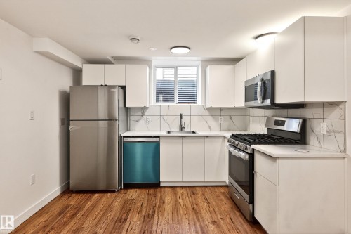 10204 113 Avenue, Edmonton, AB - Indoor Photo Showing Kitchen