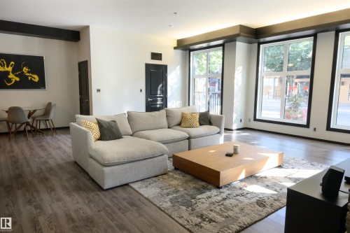 106 10531 117 Street, Edmonton, AB - Indoor Photo Showing Living Room