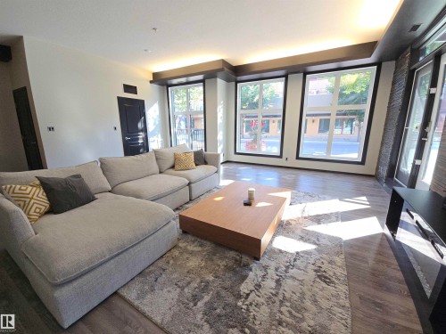 106 10531 117 Street, Edmonton, AB - Indoor Photo Showing Living Room