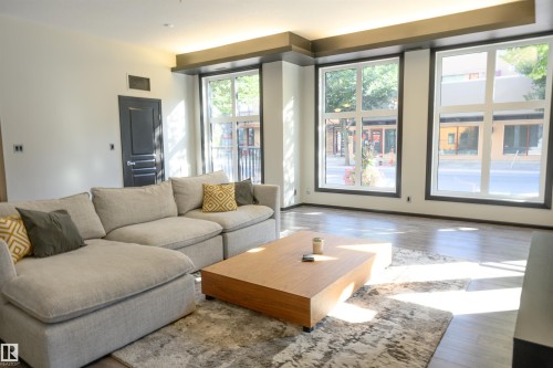 106 10531 117 Street, Edmonton, AB - Indoor Photo Showing Living Room