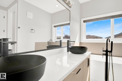 3118 Kostash Green, Edmonton, AB - Indoor Photo Showing Dining Room