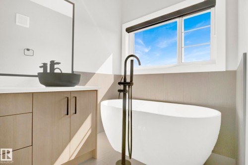 3118 Kostash Green, Edmonton, AB - Indoor Photo Showing Bathroom