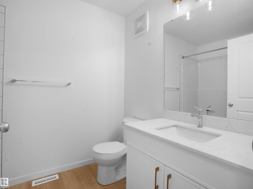 33 1009 Cy Becker Road, Edmonton, AB - Indoor Photo Showing Bathroom