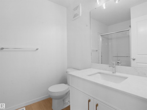 33 1009 Cy Becker Road, Edmonton, AB - Indoor Photo Showing Bathroom