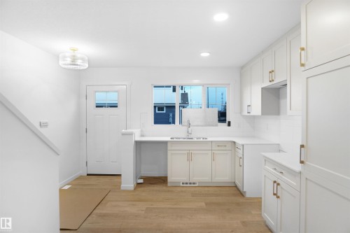 94 1430 Aster Way, Edmonton, AB - Indoor Photo Showing Kitchen