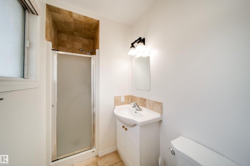 18851 99A Avenue Nw, Edmonton, AB - Indoor Photo Showing Bathroom