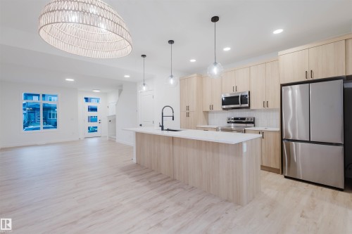 7 Cobblestone Gate, Spruce Grove, AB - Indoor Photo Showing Kitchen With Upgraded Kitchen