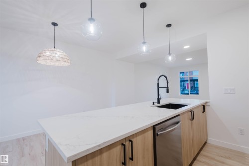 7 Cobblestone Gate, Spruce Grove, AB - Indoor Photo Showing Kitchen With Upgraded Kitchen