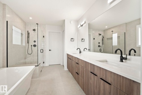 7095 Kiviaq Crescent, Edmonton, AB - Indoor Photo Showing Bathroom