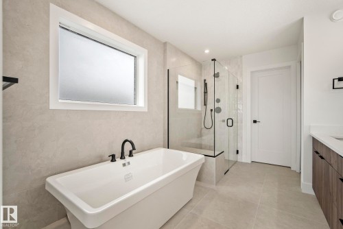 7095 Kiviaq Crescent, Edmonton, AB - Indoor Photo Showing Bathroom