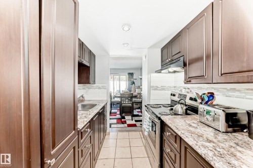 53 Lakewood Village, Edmonton, AB - Indoor Photo Showing Kitchen