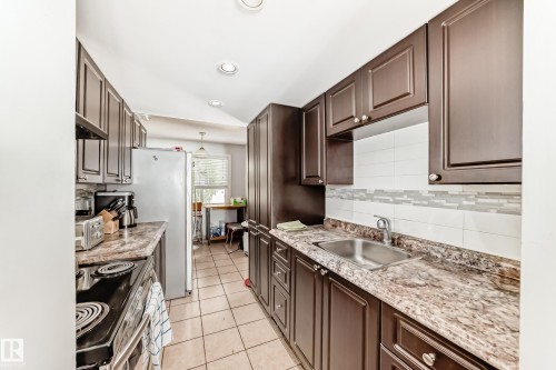 53 Lakewood Village, Edmonton, AB - Indoor Photo Showing Kitchen