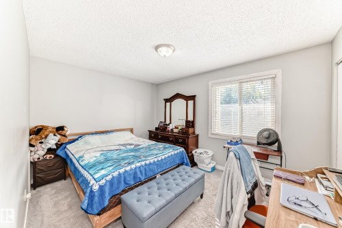 53 Lakewood Village, Edmonton, AB - Indoor Photo Showing Bedroom