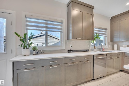 804 Berg Loop, Leduc, AB - Indoor Photo Showing Kitchen