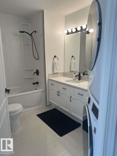 10020 97 Avenue, Edmonton, AB - Indoor Photo Showing Bathroom