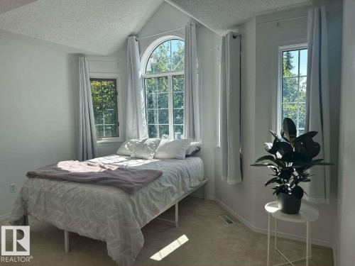 10020 97 Avenue, Edmonton, AB - Indoor Photo Showing Bedroom