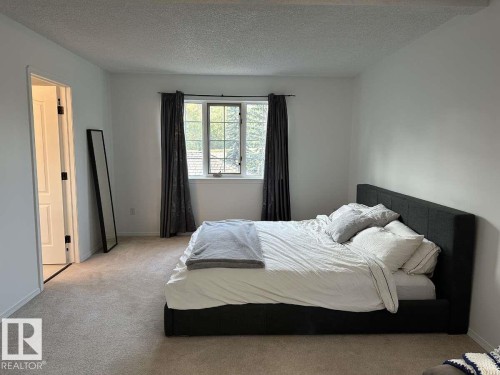 10020 97 Avenue, Edmonton, AB - Indoor Photo Showing Bedroom