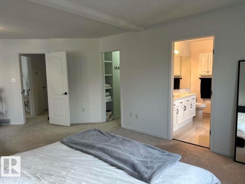 10020 97 Avenue, Edmonton, AB - Indoor Photo Showing Bedroom