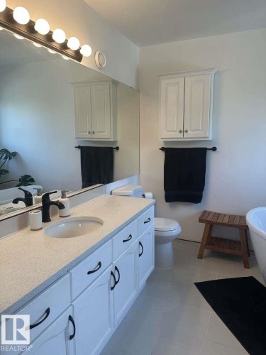 10020 97 Avenue, Edmonton, AB - Indoor Photo Showing Bathroom