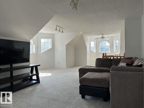 10020 97 Avenue, Edmonton, AB - Indoor Photo Showing Living Room