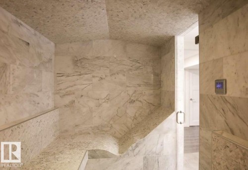 10020 97 Avenue, Edmonton, AB - Indoor Photo Showing Bathroom