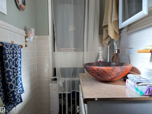Detailed view of a sink and decorative backsplash - 140 Russel Drive, Rural St. Paul County, AB - Indoor