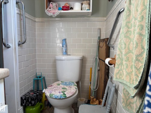 Bathroom featuring tiled shower and tile walls - 140 Russel Drive, Rural St. Paul County, AB - Indoor Photo Showing Bathroom