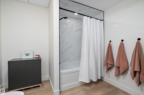 181 20212 Township Road 510, Rural Strathcona County, AB - Indoor Photo Showing Bathroom