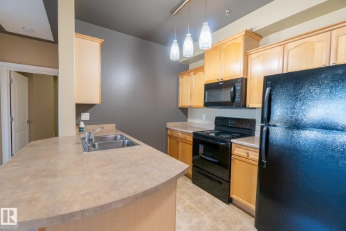 118 16807 100 Avenue, Edmonton, AB - Indoor Photo Showing Kitchen With Double Sink