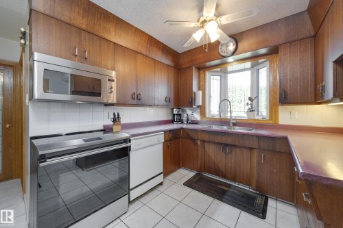 7512 129A Avenue Nw, Edmonton, AB - Indoor Photo Showing Kitchen With Double Sink