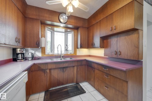 7512 129A Avenue Nw, Edmonton, AB - Indoor Photo Showing Kitchen With Double Sink