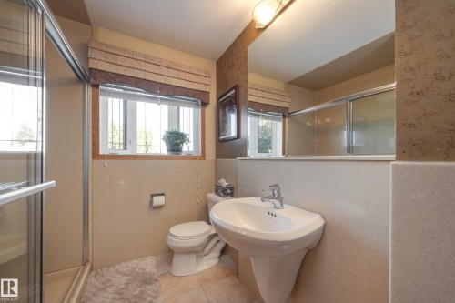 7512 129A Avenue Nw, Edmonton, AB - Indoor Photo Showing Bathroom
