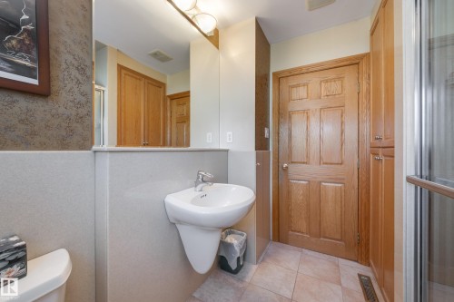 7512 129A Avenue Nw, Edmonton, AB - Indoor Photo Showing Bathroom