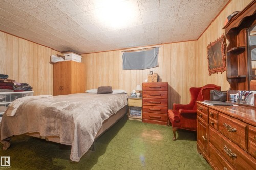 7512 129A Avenue Nw, Edmonton, AB - Indoor Photo Showing Bedroom