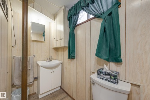 7512 129A Avenue Nw, Edmonton, AB - Indoor Photo Showing Bathroom